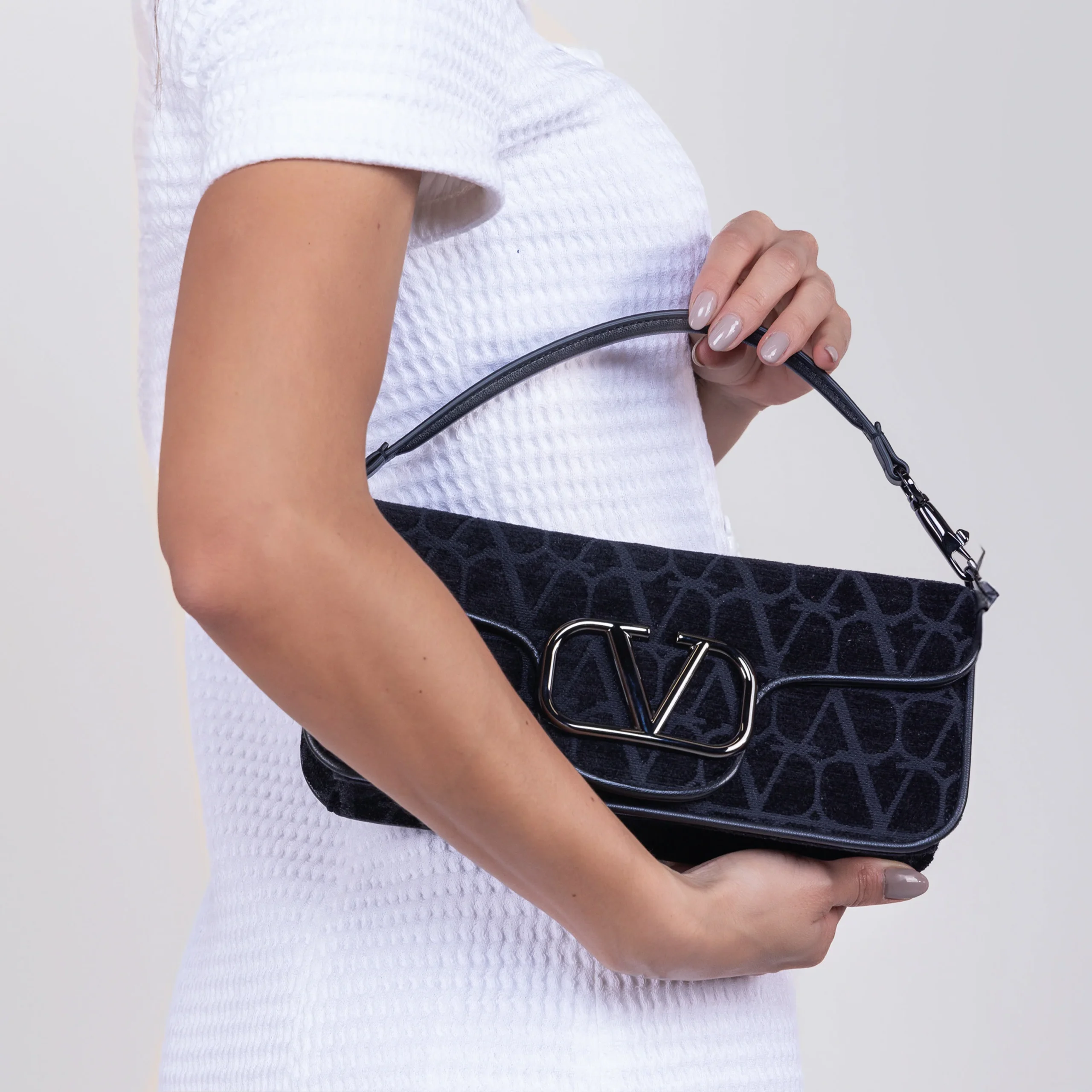 Bolso Negro Valentino Logo Bag - Imagen 7